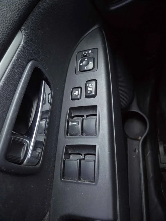 2011 Mitsubishi Outlander - Image 10 of 13