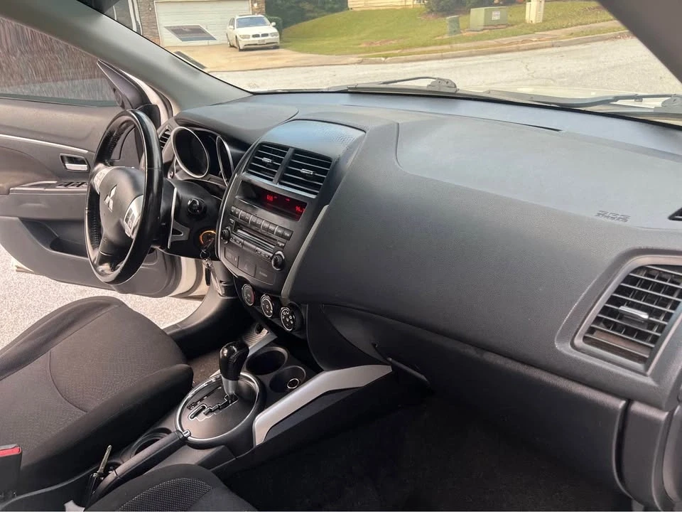 2011 Mitsubishi Outlander - Image 12 of 16