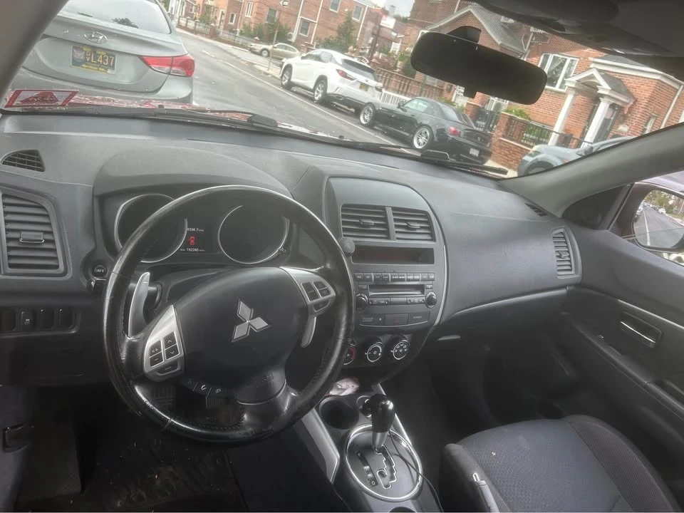 2011 Mitsubishi Outlander - Image 4 of 4