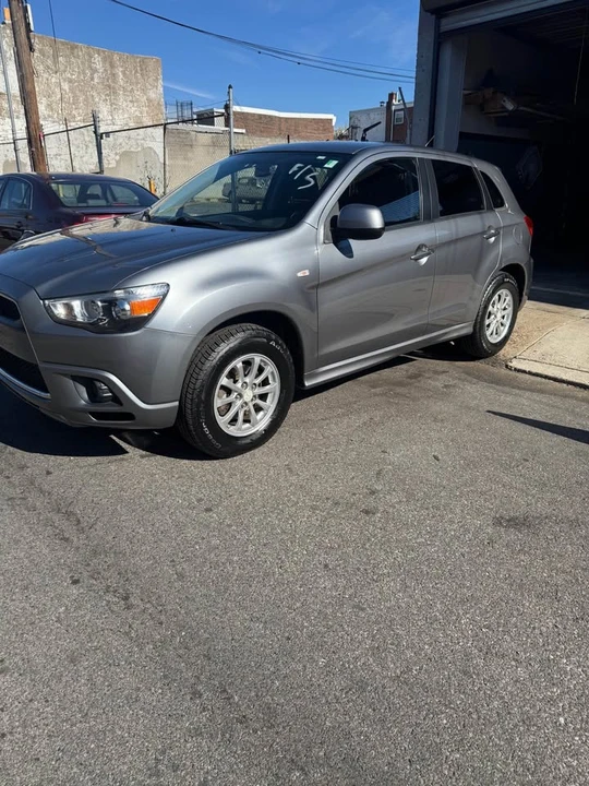 2011 Mitsubishi Outlander - Image 3 of 4