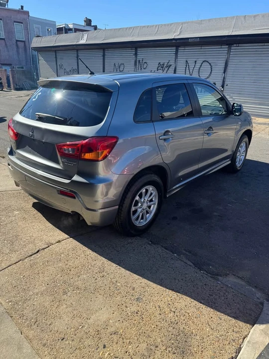 2011 Mitsubishi Outlander - Image 2 of 4