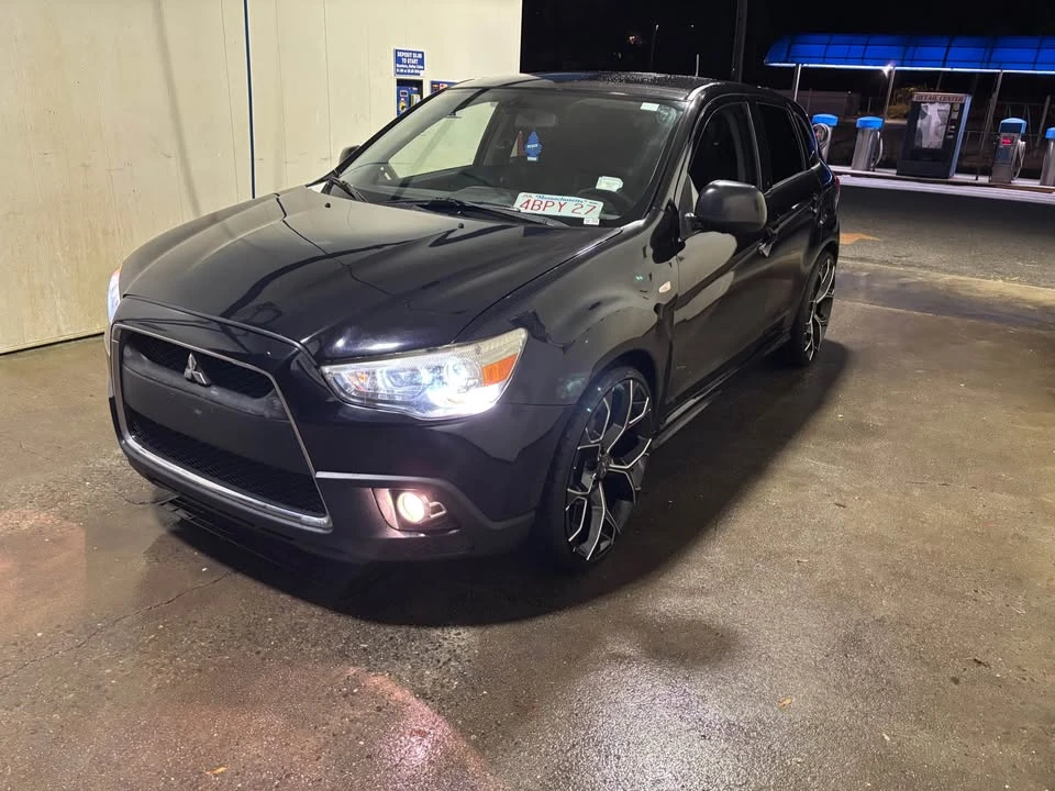 2011 Mitsubishi Outlander - Image 2 of 6