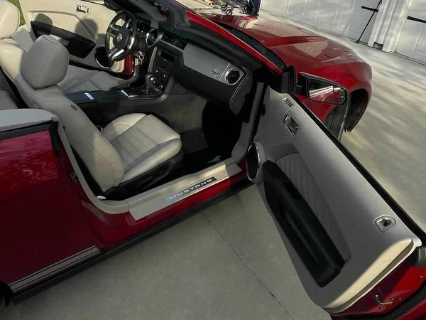 2011 Ford S197 Mustang - Image 9 of 13