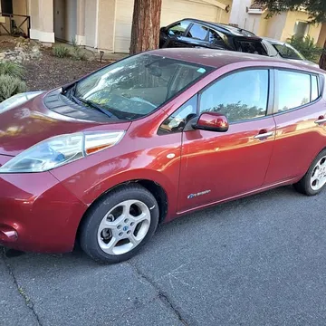 2011 Nissan LEAF SV Hatchback 4D