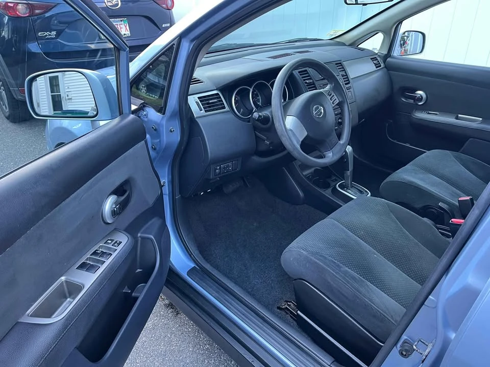 2011 Nissan Versa - Image 10 of 11