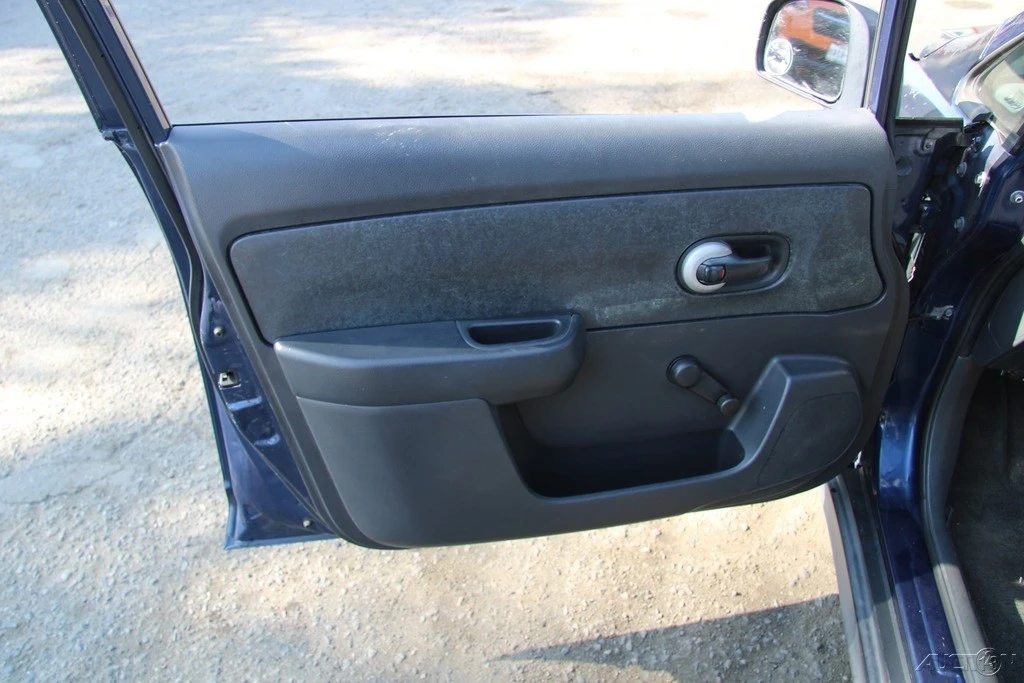 2011 Nissan Versa - Image 11 of 21