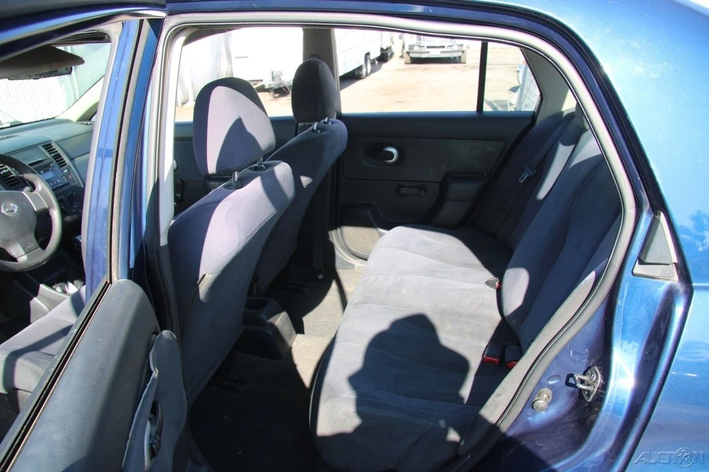 2011 Nissan Versa - Image 20 of 21
