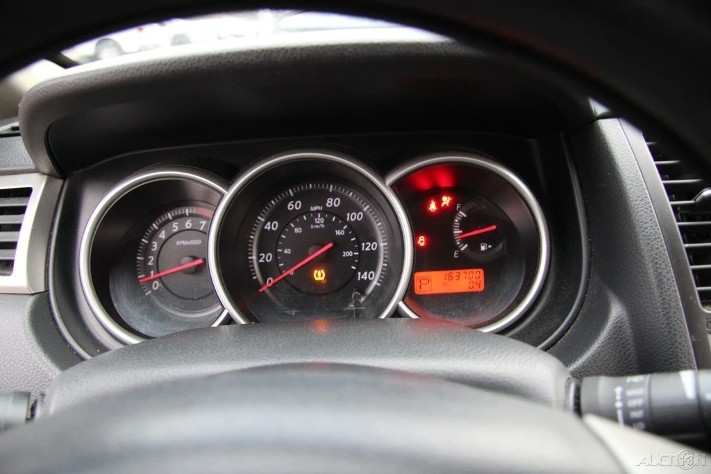 2011 Nissan Versa - Image 14 of 21