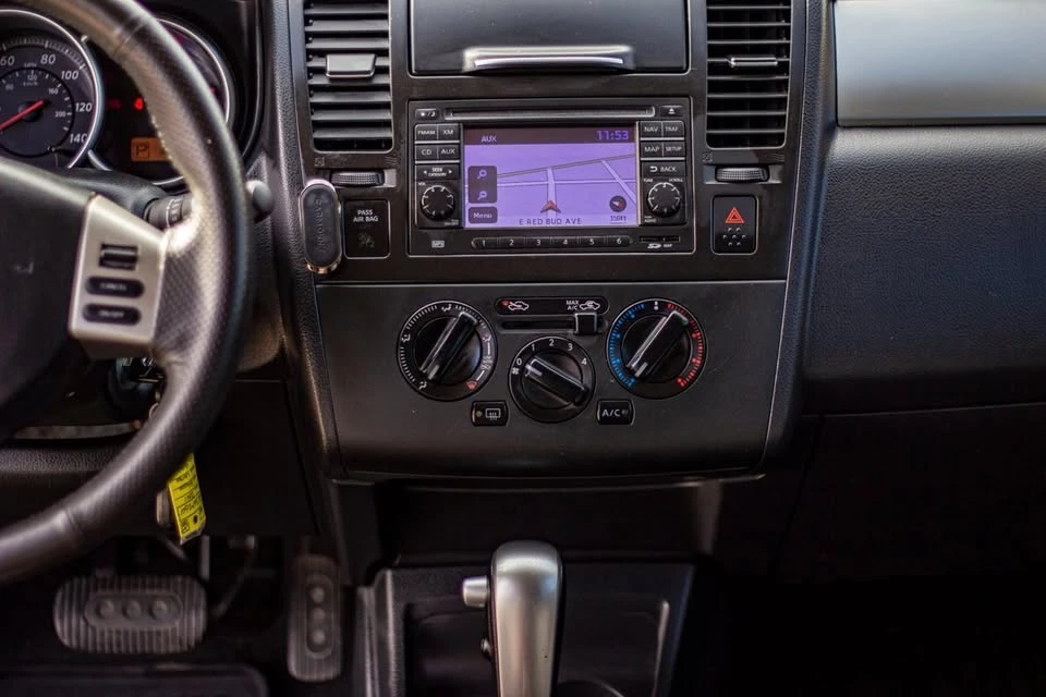 2011 Nissan Versa - Image 13 of 16