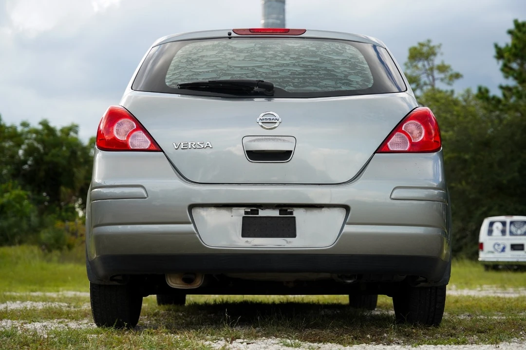 2011 Nissan Versa - Image 7 of 12