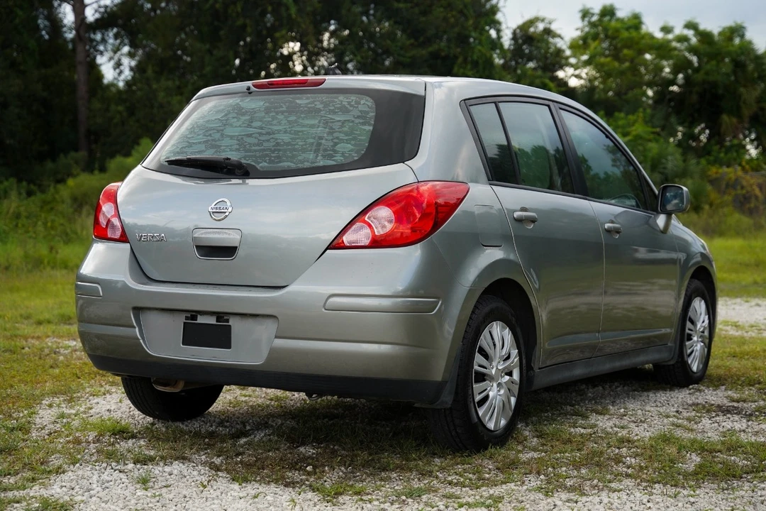 2011 Nissan Versa - Image 11 of 12