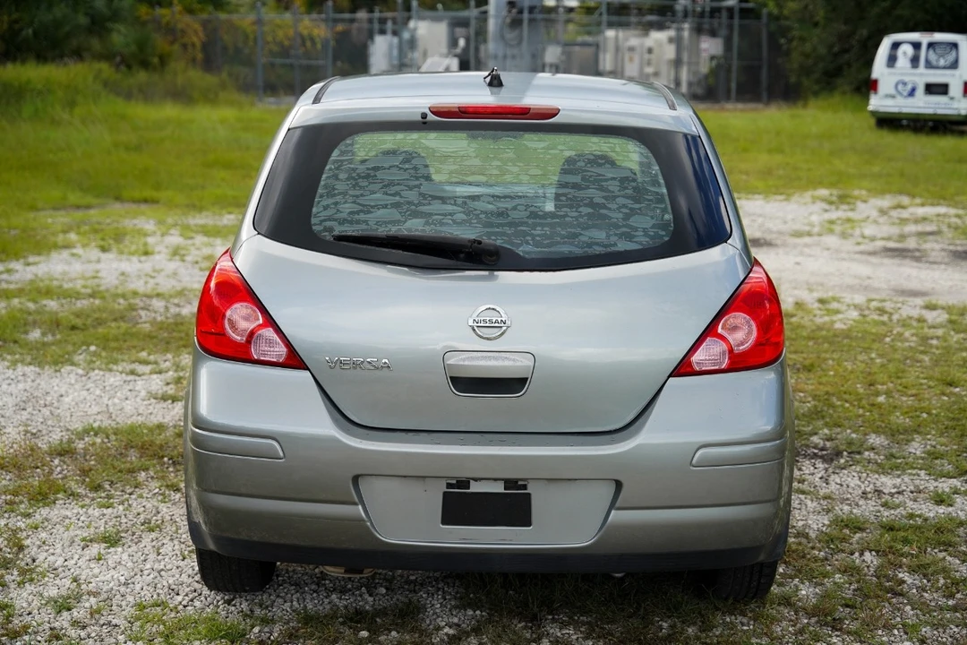 2011 Nissan Versa - Image 9 of 12