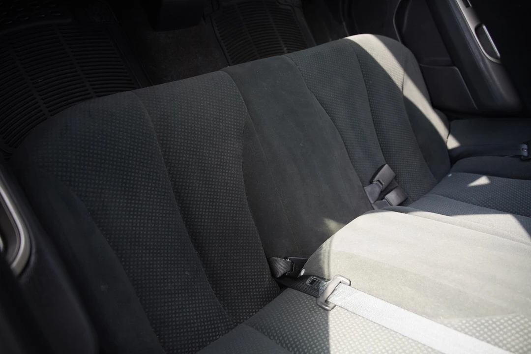 2011 Nissan Versa - Image 10 of 12