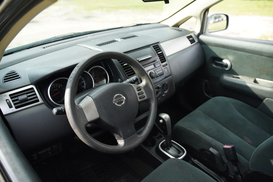 2011 Nissan Versa - Image 4 of 12