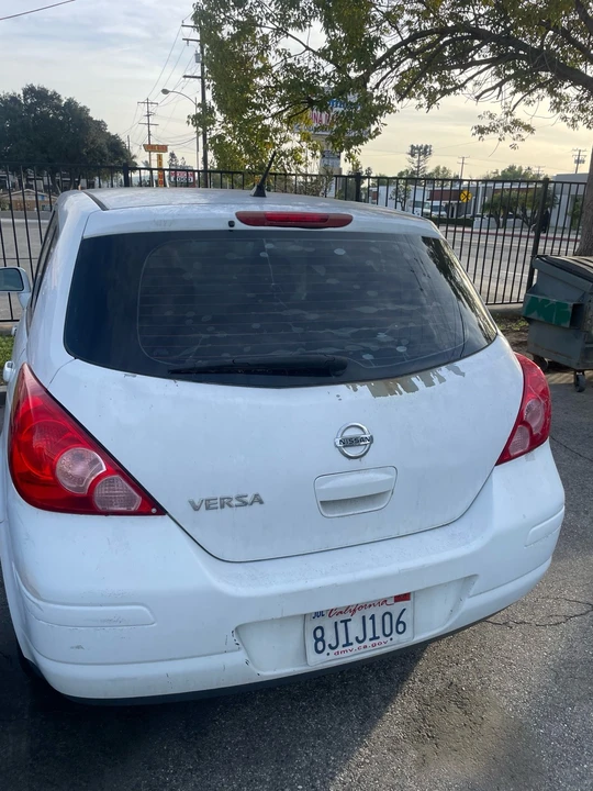 2011 Nissan Versa - Image 4 of 5