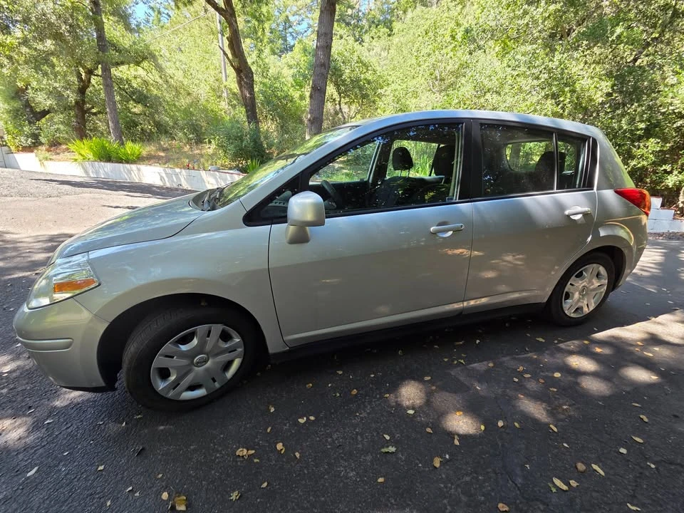 2011 Nissan Versa - Image 2 of 15