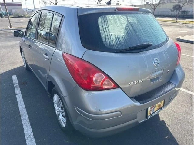 2011 Nissan Versa - Image 4 of 10