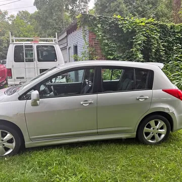 2011 Nissan Versa SL Hatchback 4D
