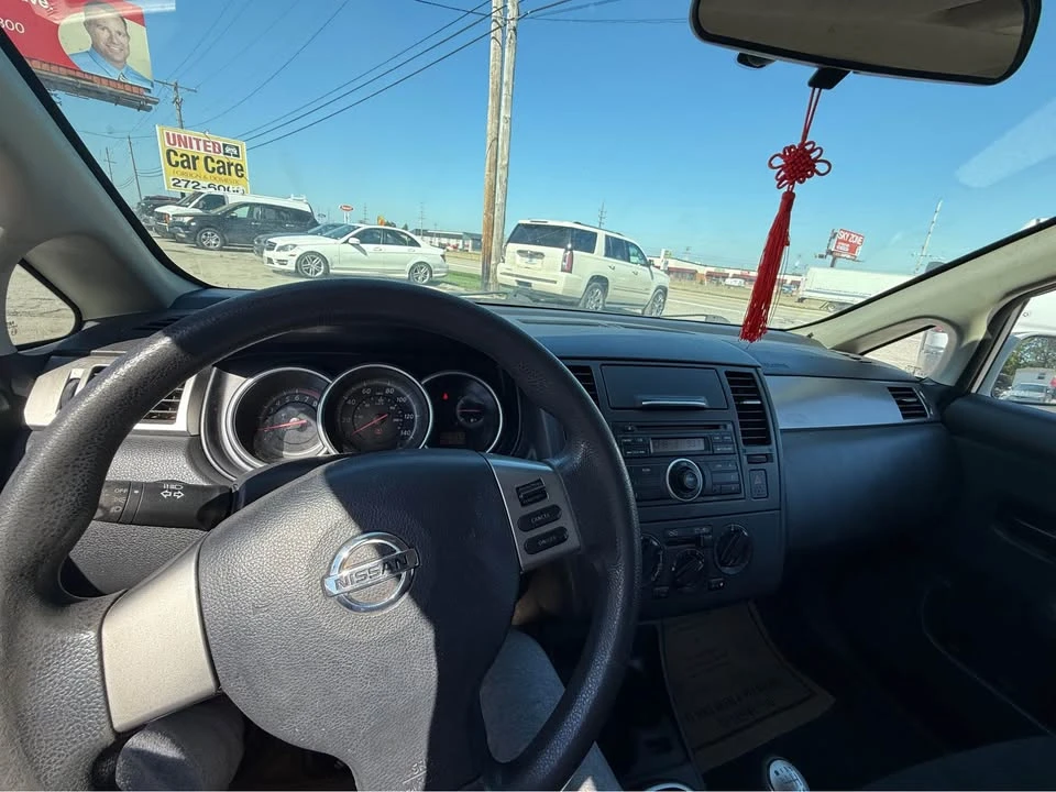 2011 Nissan Versa - Image 5 of 6