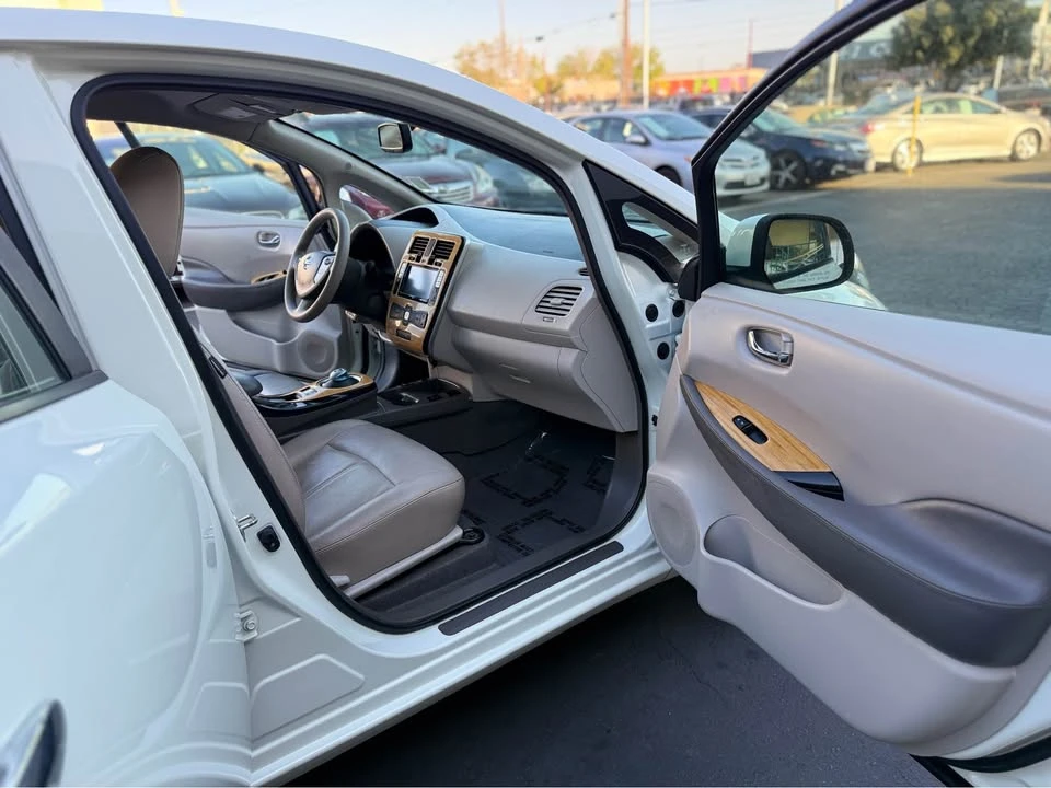 2011 Nissan Leaf - Image 14 of 16