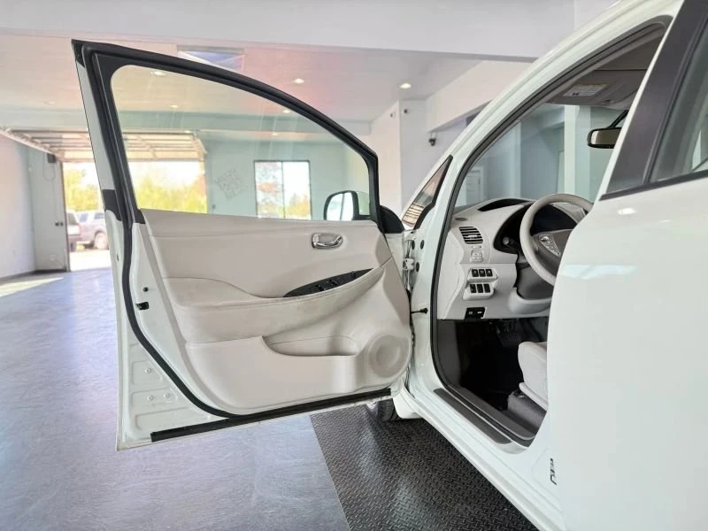 2011 Nissan Leaf - Image 10 of 20