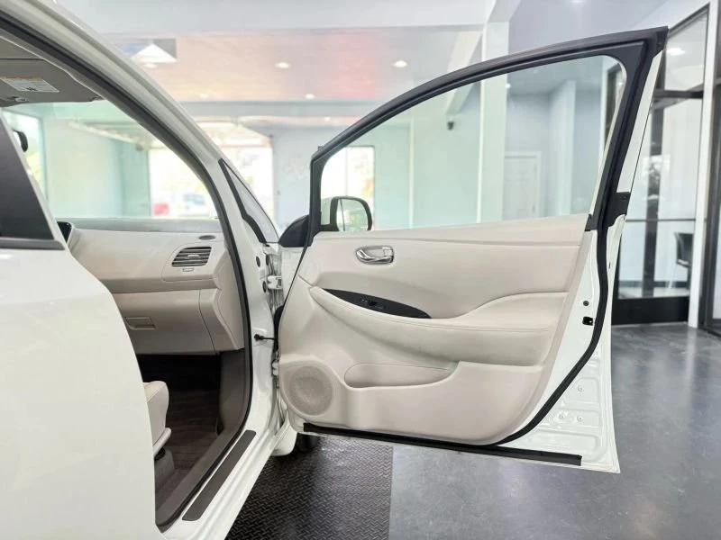 2011 Nissan Leaf - Image 18 of 20