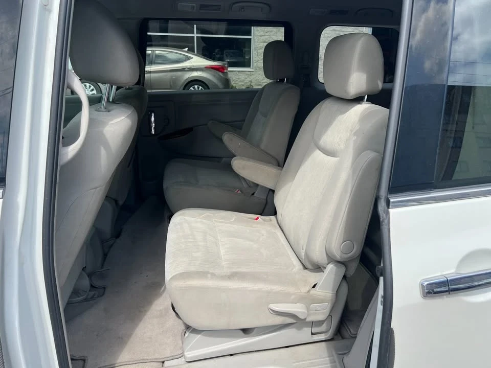 2011 Nissan Quest - Image 8 of 19