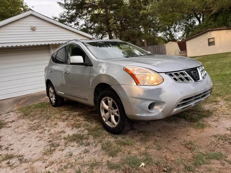 2011 Nissan Rogue - Image 2 of 17