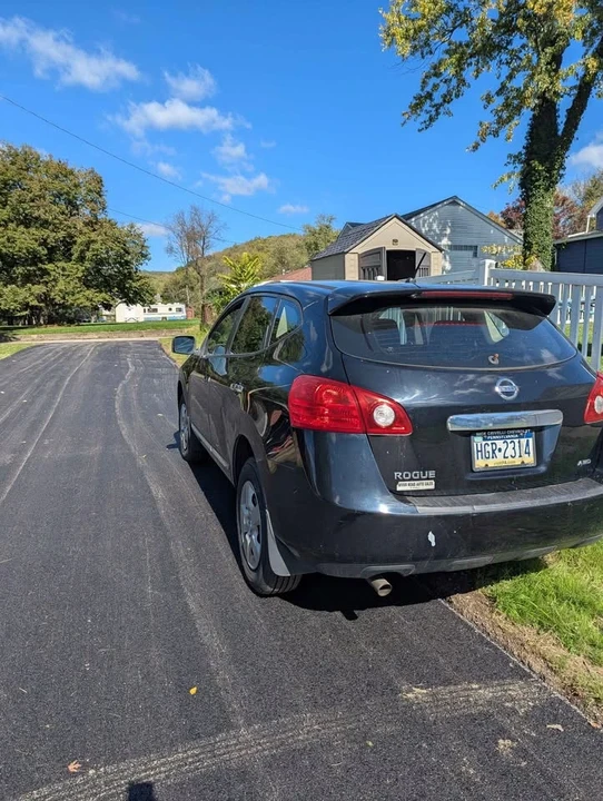 2011 Nissan Rogue - Image 2 of 3
