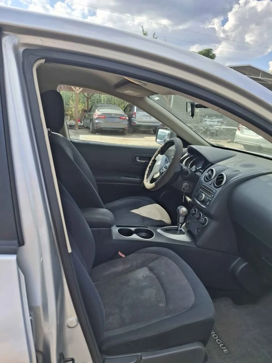 2011 Nissan Rogue - Image 6 of 8