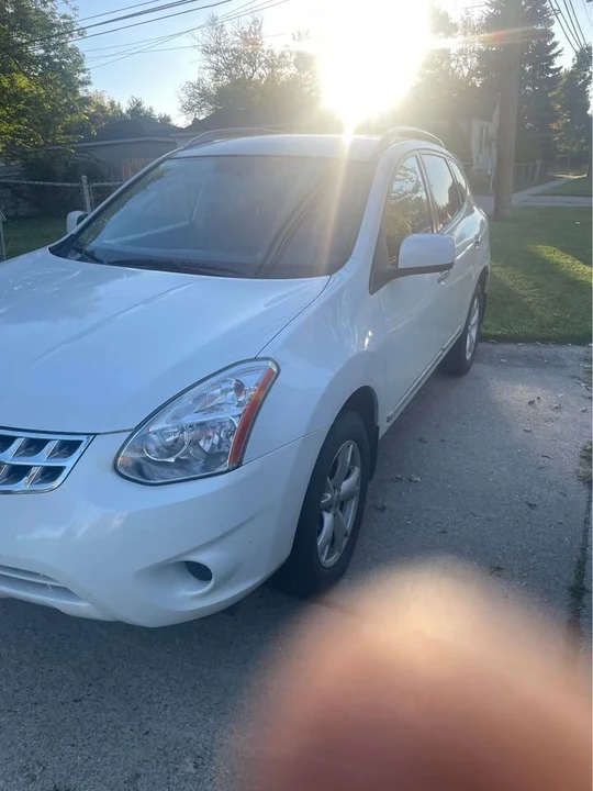 2011 Nissan Rogue - Image 2 of 11