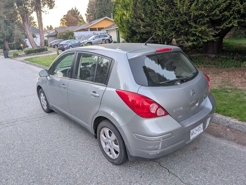 2011 Nissan Versa - Image 2 of 4