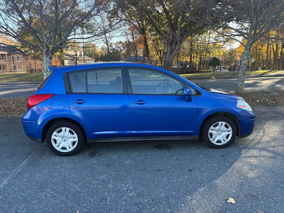 2011 Nissan Versa - Image 2 of 5