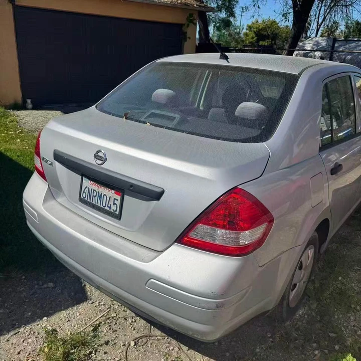 2011 Nissan Versa - Image 2 of 3