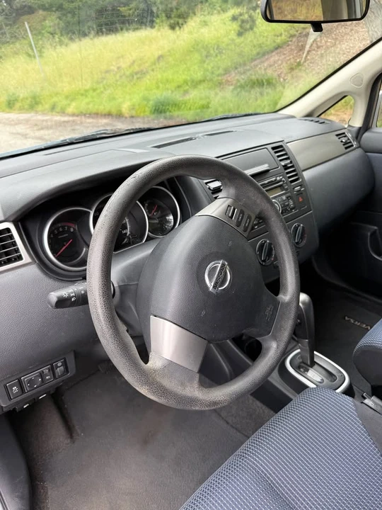 2011 Nissan Versa - Image 10 of 17