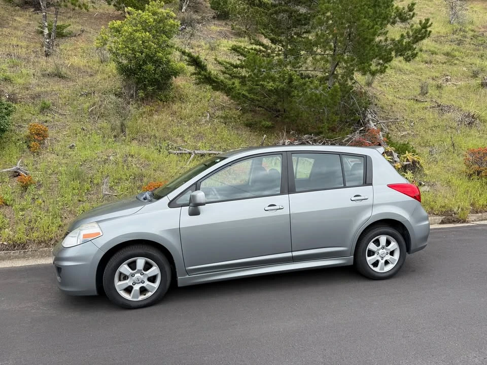 2011 Nissan Versa - Image 2 of 17