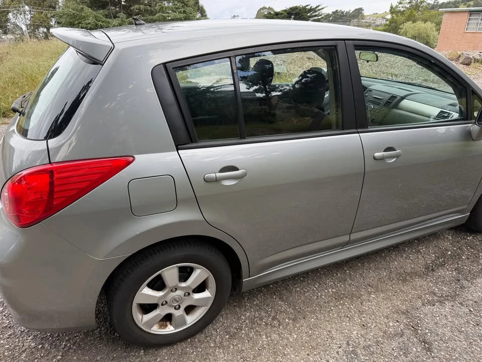 2011 Nissan Versa - Image 5 of 17