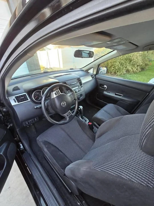 2011 Nissan Versa - Image 2 of 2