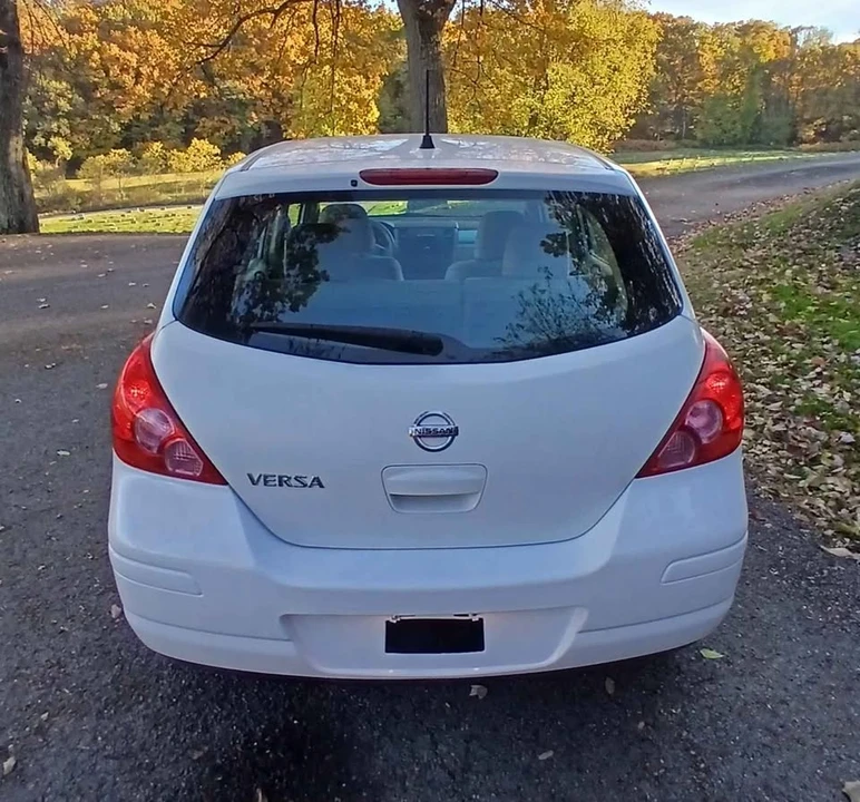 2011 Nissan Versa - Image 4 of 13