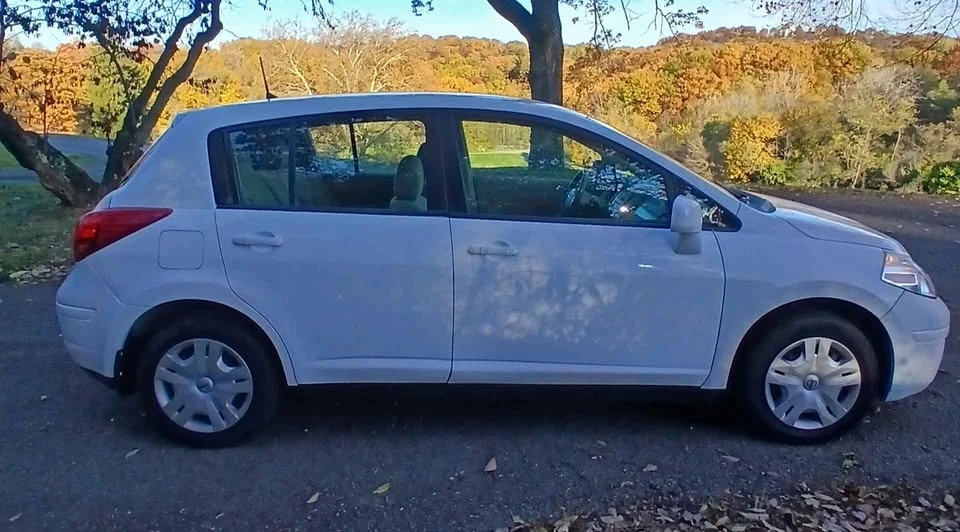 2011 Nissan Versa - Image 6 of 13
