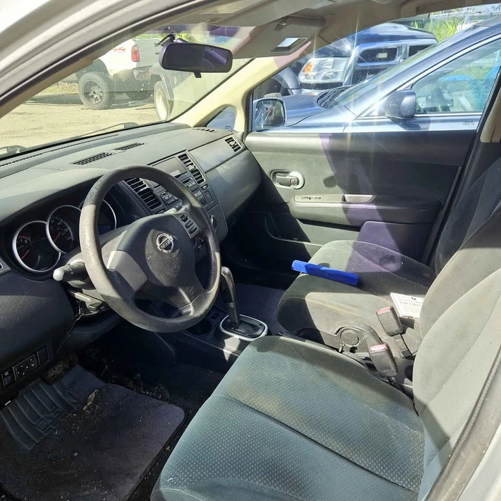 2011 Nissan Versa - Image 4 of 5