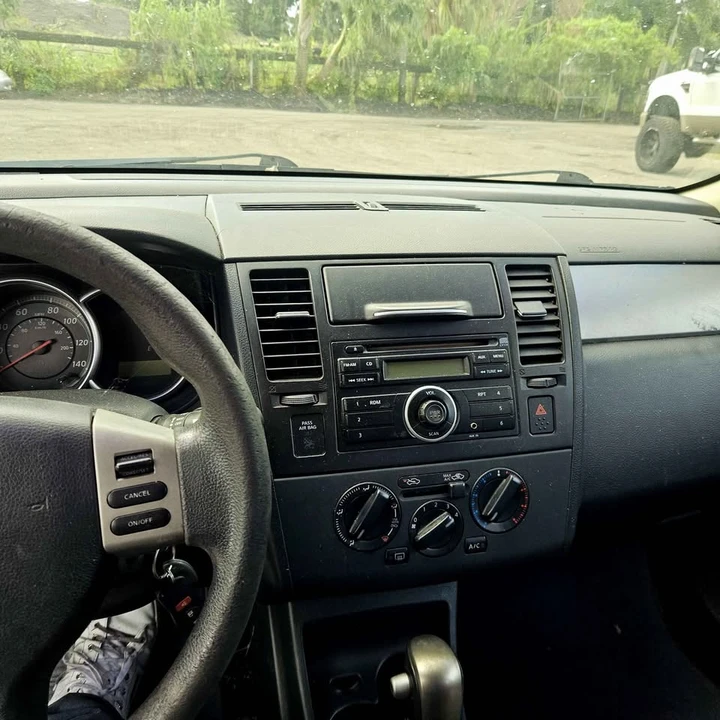 2011 Nissan Versa - Image 5 of 5
