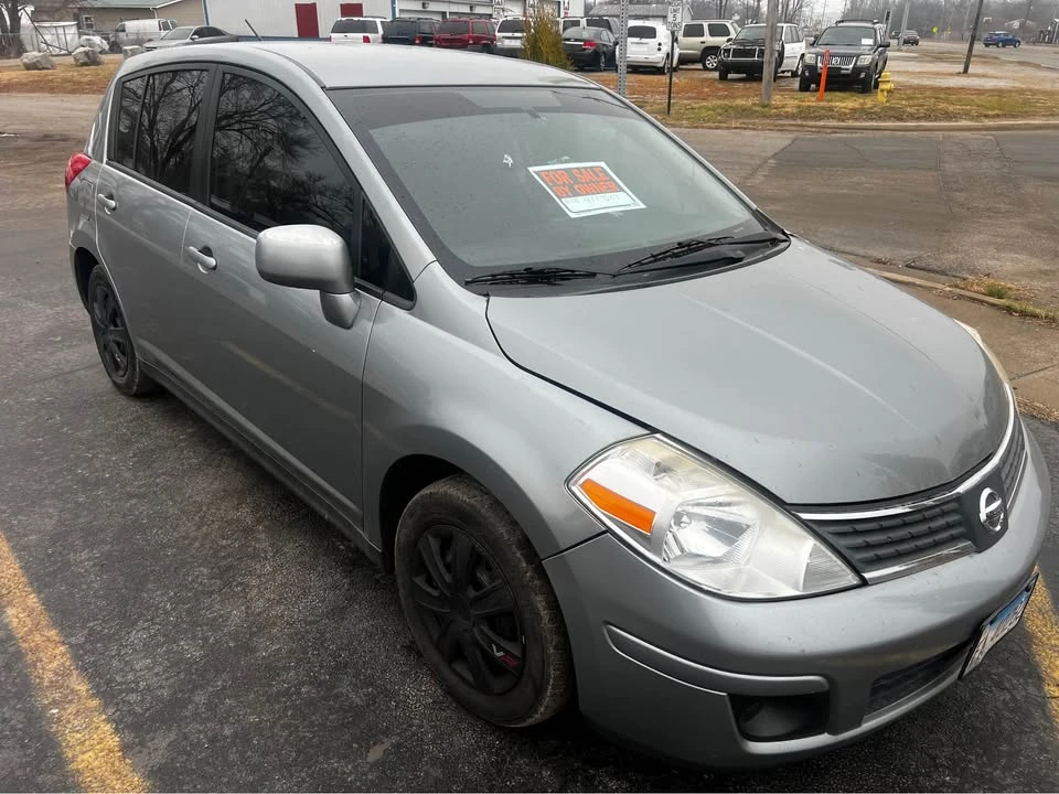 2011 Nissan Versa - Image 2 of 9
