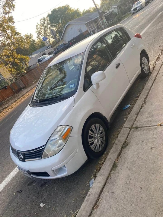 2011 Nissan Versa - Image 2 of 5