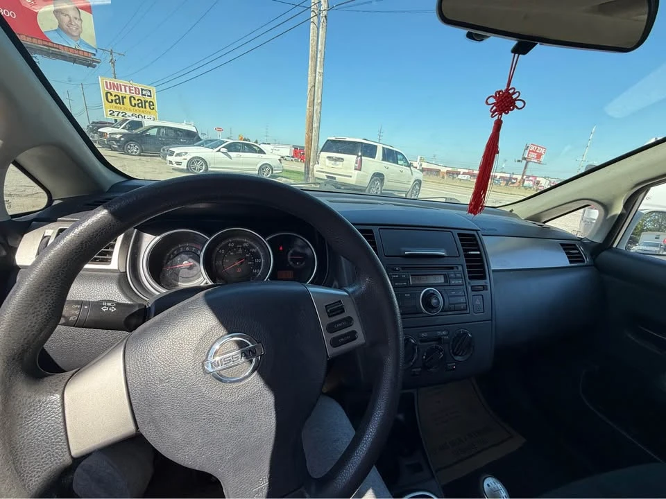 2011 Nissan Versa - Image 4 of 6
