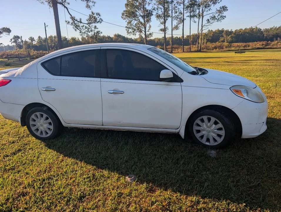 2011 Nissan Versa - Image 2 of 10