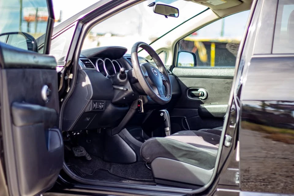 2011 Nissan Versa - Image 9 of 13