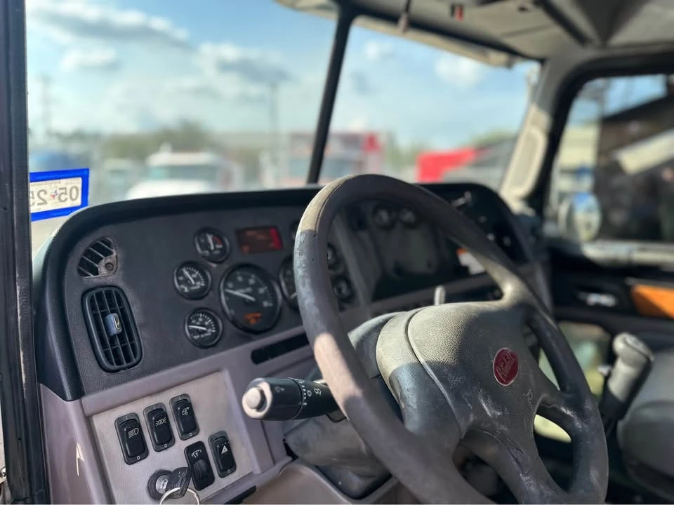 2011 Peterbilt - Image 12 of 18