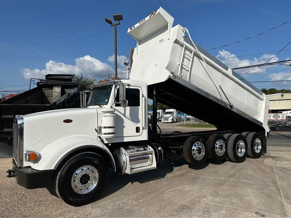 2011 Peterbilt - Image 2 of 18