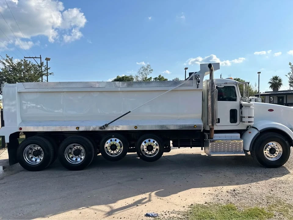 2011 Peterbilt - Image 9 of 18